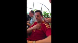 The well-known Spanish journalist, Tomás Roncero, goes crazy when his face and arms are whistled with the colors of the Spanish team.