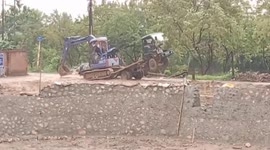 Digger driver in Vietnam demonstrates unusual way he gets excavator off a small truck