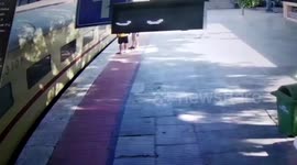 Alert cops save life of man who slipped and fell while de-boarding moving train in northern India