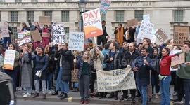 Huge numbers of NHS Junior Doctors protest outside 10 Downing Street