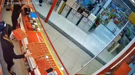 Quick-thinking gold shop worker foils brazen thief when he snatches box of jewellery