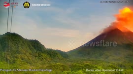 Clouds of ash descend as Indonesia's Mount Merapi erupts