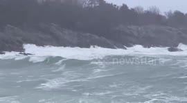 Strong nor'easter winds whip up waves on Maine coast