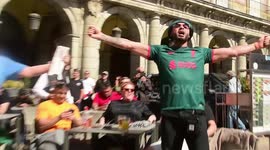 Aficionados del Real Madrid y del Liverpool disfrutan de la previa del partido de Champions League
