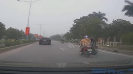 Motorcycle rider caught on dash cam stealing phone from road user's pocket