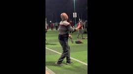 That's not very cleaver! Daredevil juggles kitchen knives during heart-stopping performance