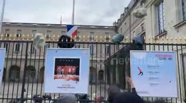 À Angers, une manifestation spontanée s’organise avec le jet de poubelles sur la Préfecture et dans les rues.