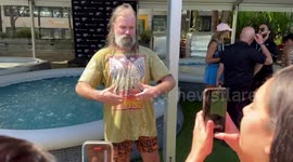 'Crazy Iceman' Wim Hof teaches Sydney locals how to overcome fear of ice baths