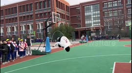 Talented coach wows students with impressive rope skipping skills in eastern China