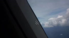 Sobrevoando em uma altura legal que da para ver as nuvens bem de perto pela janela do do avião, muito lindo