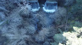 Embalse del pantano de Revenga Segovia, España, Es una presa de un pantano, expulsando agua.