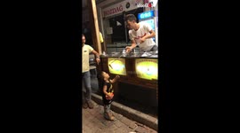 See furious reaction of little ice cream lover to the famous Turkish trick!