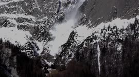 Spectacular wet snow avalanche in the Swiss Alps but luckily no victims