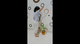 Hilarious footage of a toddler dances with a dancing cactus