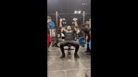 Bodybuilder fails to keep his arms up with two heavy kingpins!