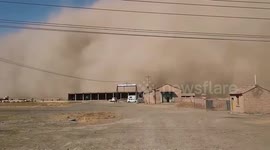 Huge wall of sand sweeps through northwestern China