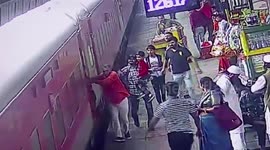 Alert cop saves life of passenger who slipped and fell while de-boarding moving train in central India
