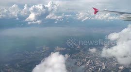 Sobrevoando uma bela cidade, muito grande essa cidade onde sobrevoamos