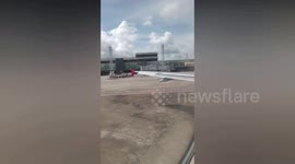 Uma bela visão dos aviões no aeroporto antes de pegar seus destinos de voo