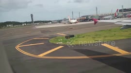 O Avião esta fazendo a curva para pegar a direção da pista de voou para poder decolar