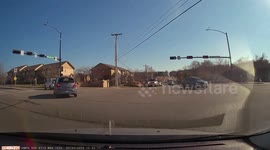 Reckless Driving: White Car Hinders Other Vehicles Before Illegally Turning Left