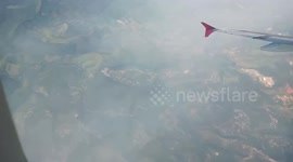 Uma linda vista de uma cidade olhando do alto de um avião muito lindo ver isso, amei essa viagem