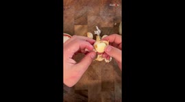 *Easy Kitchen Hack* Peeling skin from garlic cloves without wasting time and effort