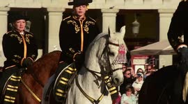 Desfile de moda, caballos y musica en la Plaza Mayor de Madrid, España
