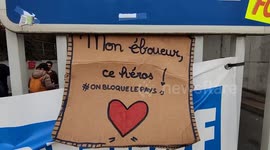 Pension reform: automobilists honk to support the blockade of the garbages incinerator of Paris suburb of Issy-les-Moulineaux, France, 29 march 2023