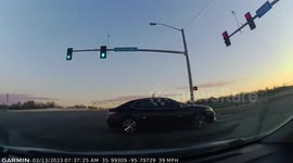 Close Call: Vehicle With The Right of Way Narrowly Avoids Red Light Runner
