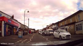 Employee runs onto road to catch 'shoplifter', stopping traffic in Southampton