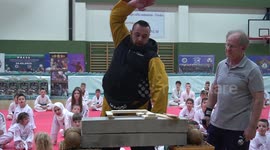 Guinness world record holders puts on hand-crushing clinic