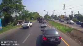 Reckless driver throws water bottle outside window and hits another car
