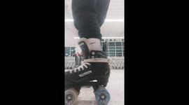 'Still trying tho' - Roller-skater twirls her way to an embarrassing fail