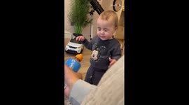Toddler's reaction to getting squirted by water is the definition of PURE JOY