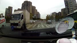 Heroic motorist saves child's life by shouting to stop truck on busy road in China