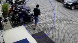 breaking car windows, robbers sweep away bank customers' money. (CCTV camera)