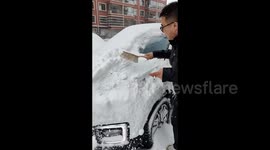 Heavy snowfall blanks road in northern China