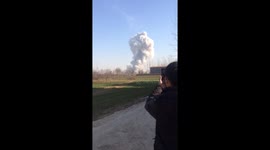 鞭炮厂发生爆炸 现场腾起巨型蘑菇云