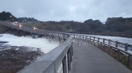 Voitures sous la tempête d 'écume aux Sables d'olonne
