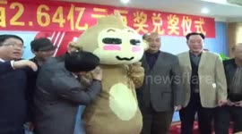 2.64亿得主现身广西领奖 身穿“猴装”展示中奖彩票