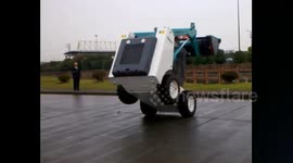 Loading vehicle can spin repeatedly on its front wheels