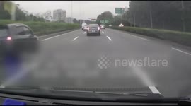 Mini driver changes lanes ten times without indicating