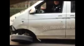 Minibus loses a wheel but carries on driving to avoid towing fee