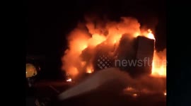 半挂车高速突发大火 油箱现场爆炸