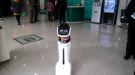 小萝莉机器人银行上岗逗翻顾客