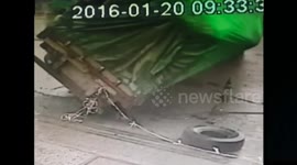 广西钦州:修理工一秒钟成功躲过侧翻大货车