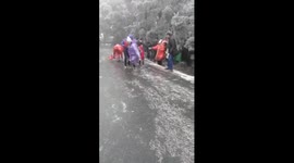 Frozen road causes chaos for walkers in southern China