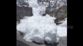 Spectacular snow slide in China