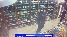 Russian shoplifter gets kicked out by store clerk: caught on camera